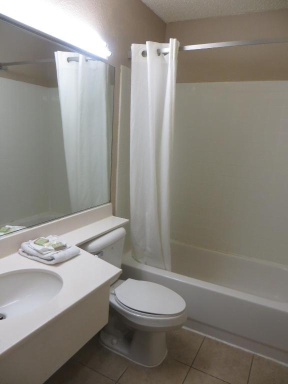 Rodeway Inn Waukegan - Gurnee Стая снимка